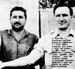 Pucharich (z prawej) w towarzystwie Arigo (1963), fot. za: d.umn.edu